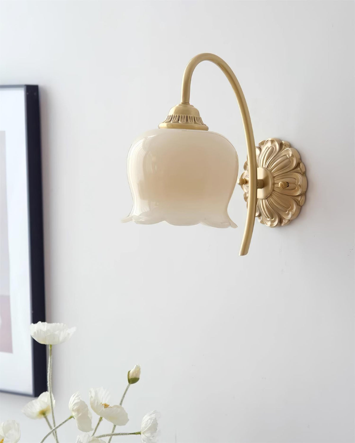 Dazell Art déco-vägglampa i mässing och harts