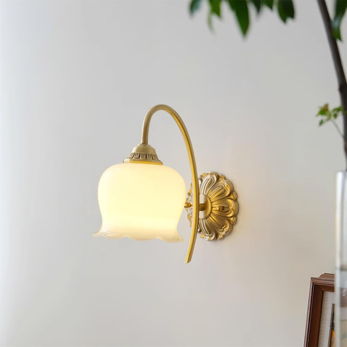 Dazell Art déco-vägglampa i mässing och harts
