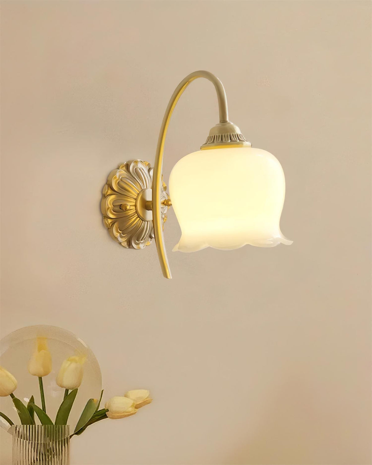 Dazell Art déco-vägglampa i mässing och harts