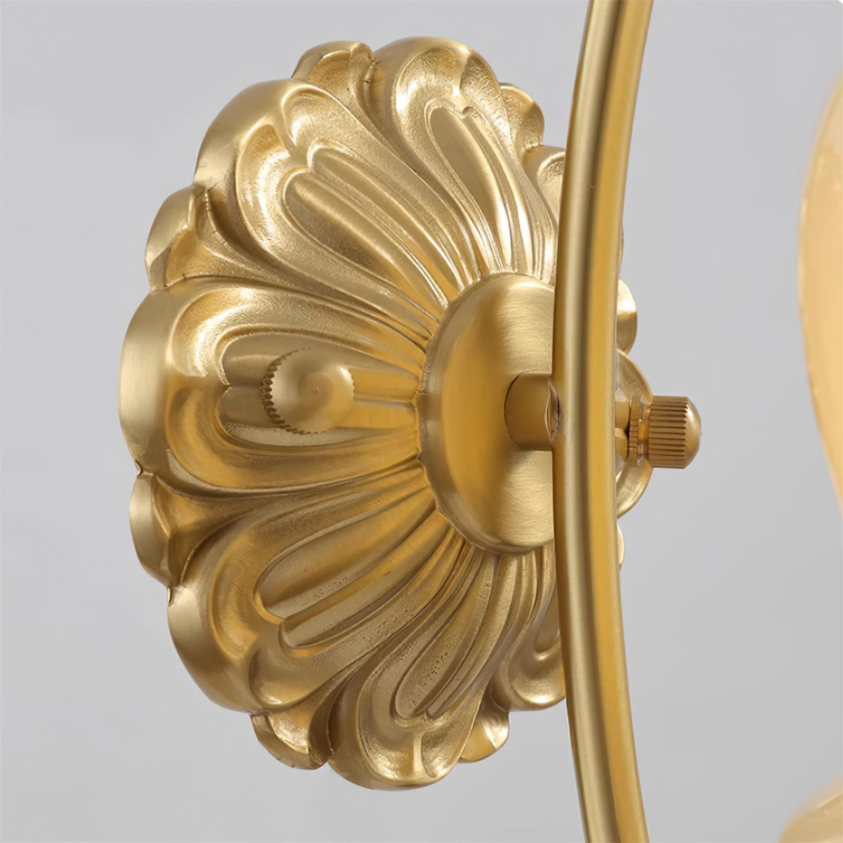 Dazell Art déco-vägglampa i mässing och harts
