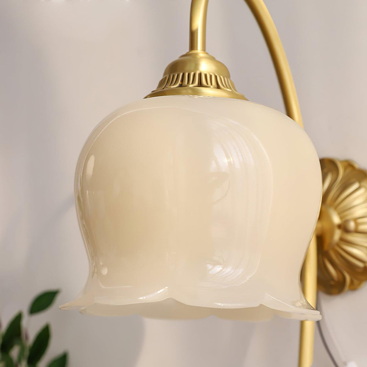 Dazell Art déco-vägglampa i mässing och harts