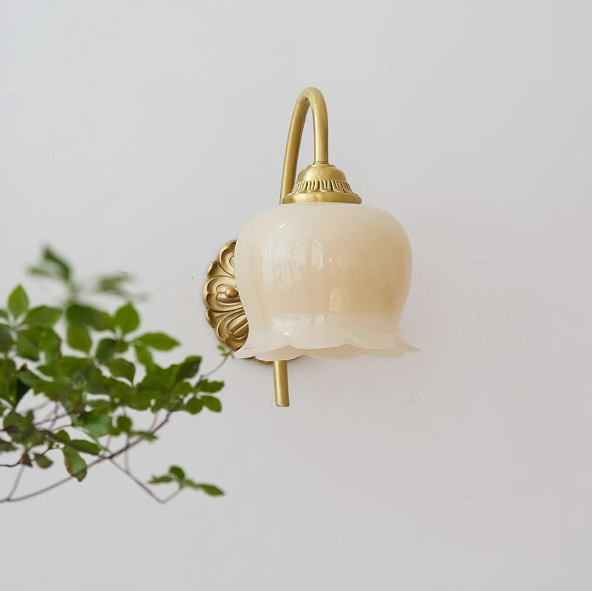 Dazell Art déco-vägglampa i mässing och harts
