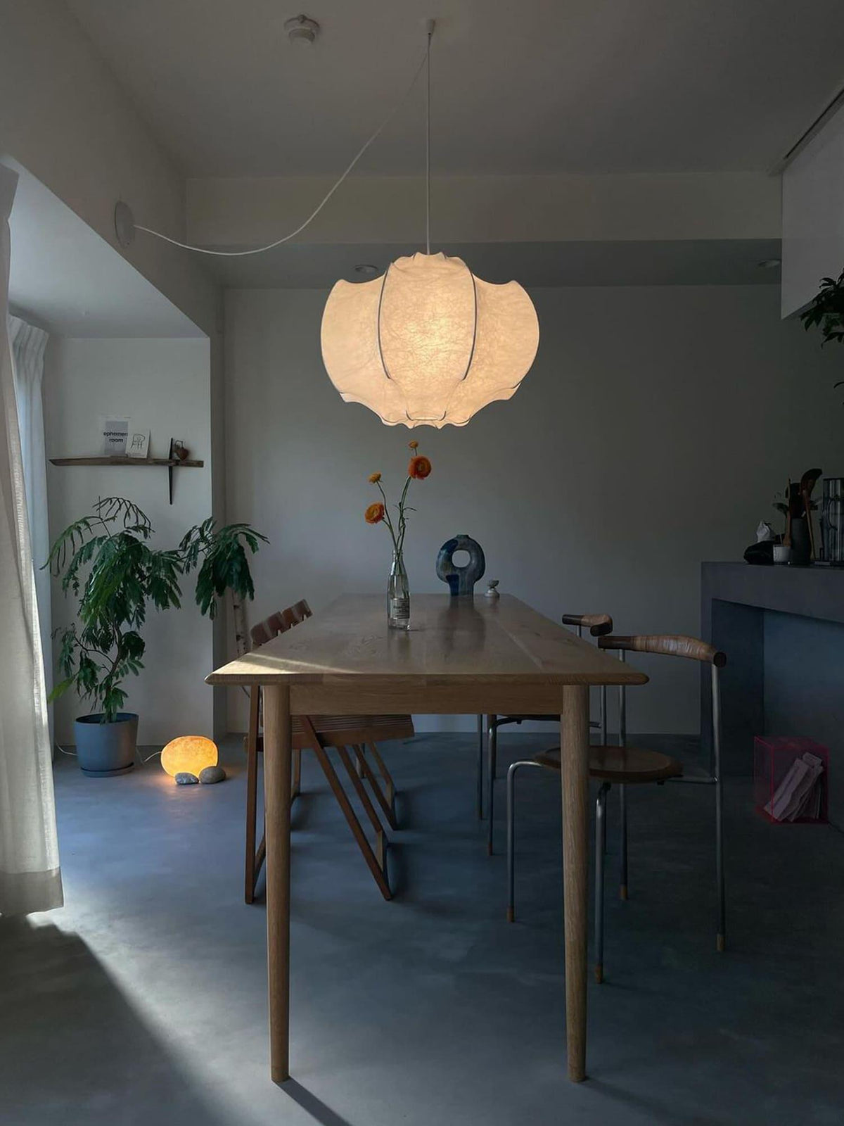 Candeeiro pendente Lotus minimalista em seda