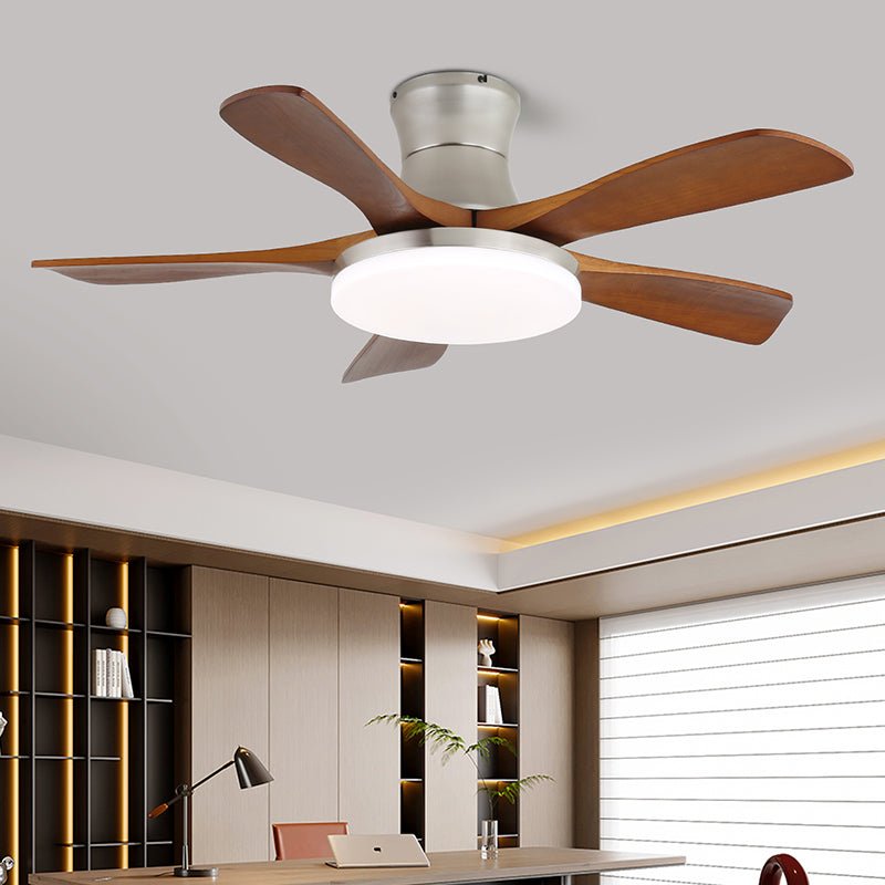 Elveora modern takfläkt med lampa i mässing och trä