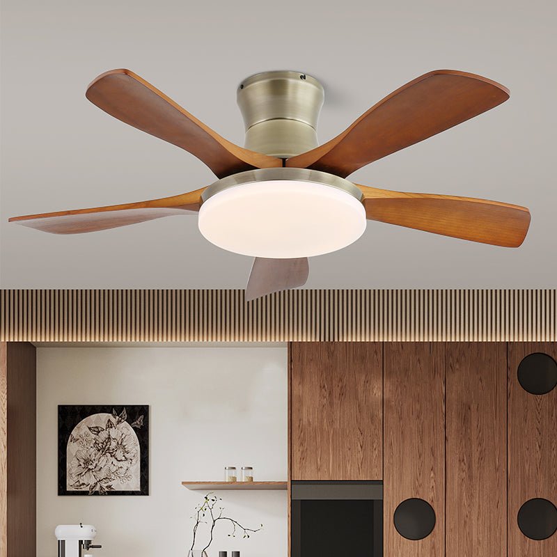 Elveora modern takfläkt med lampa i mässing och trä