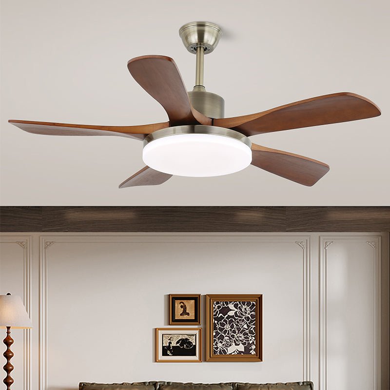 Elveora modern takfläkt med lampa i mässing och trä