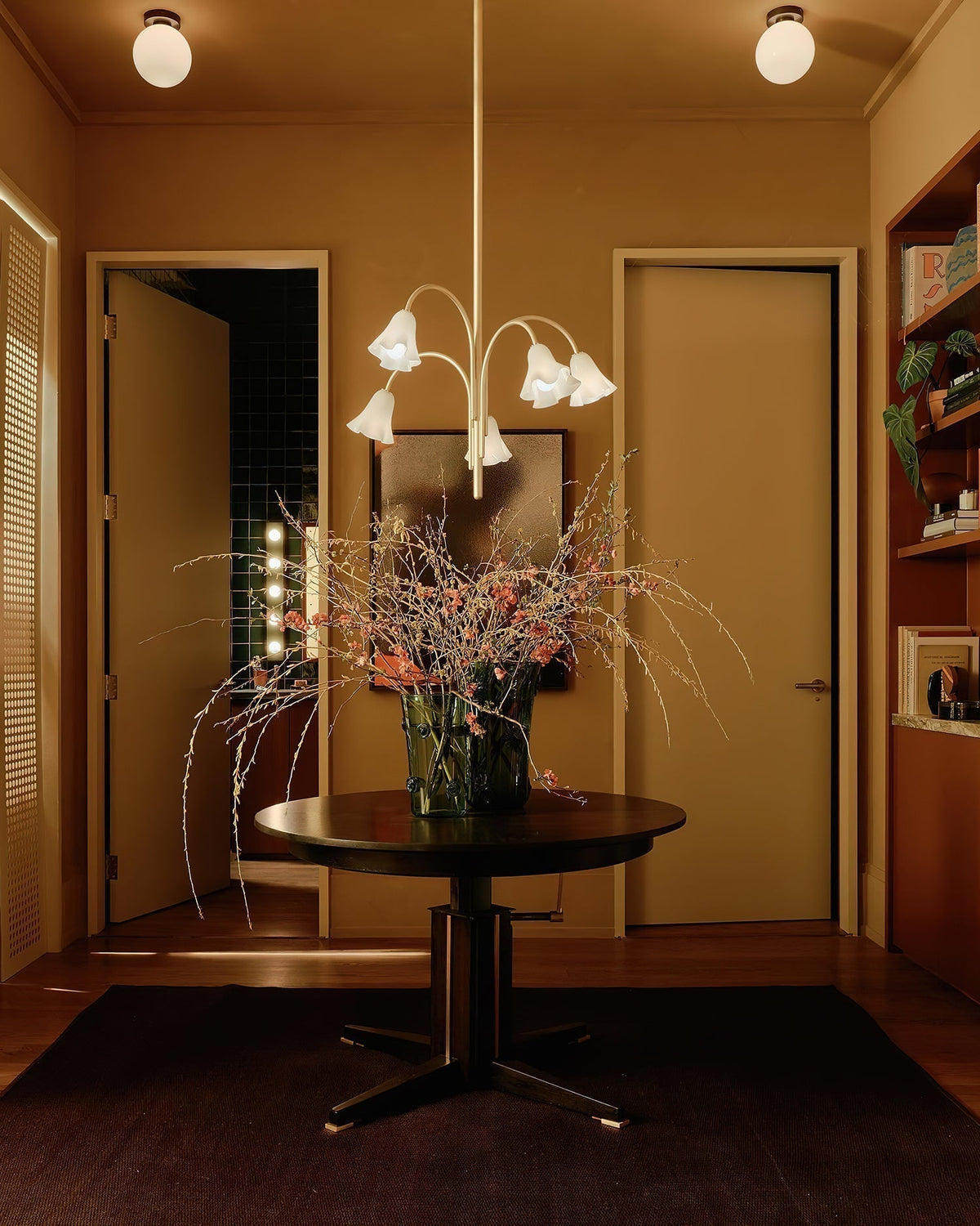 Lustre Celerian com vidros em forma de flores e braços dourados