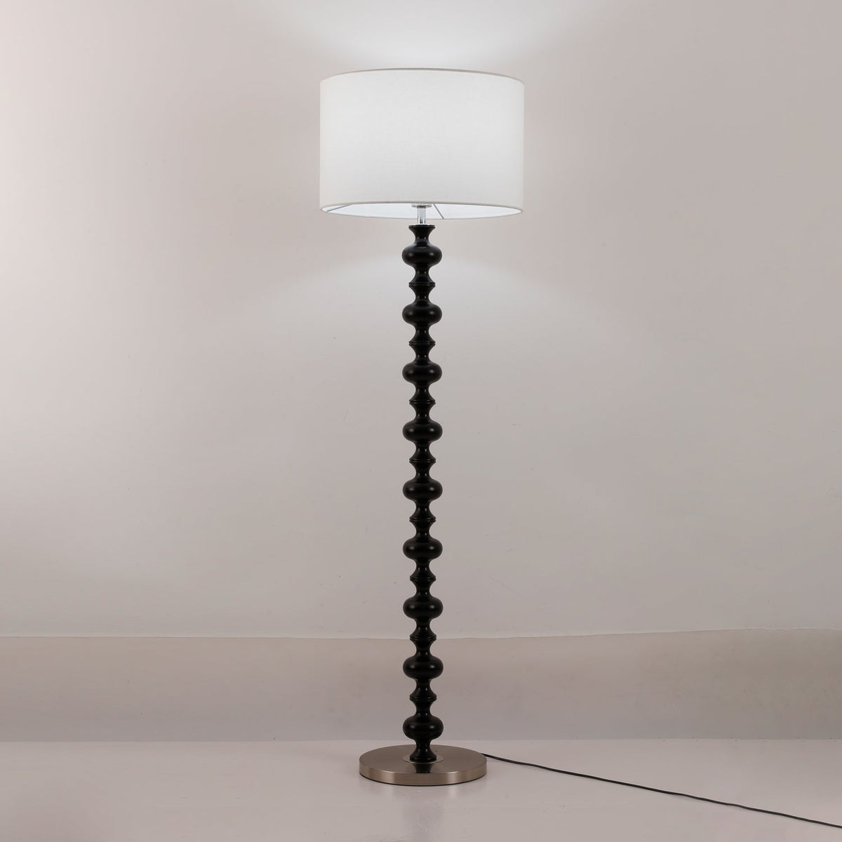 Eloisen minimalistisk gulvlampe i træ og stof