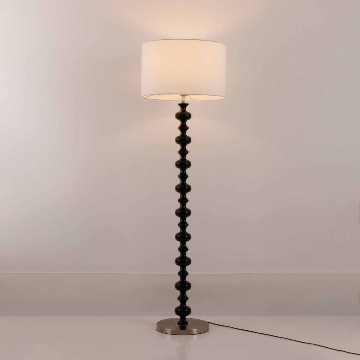 Eloisen minimalistisk gulvlampe i træ og stof
