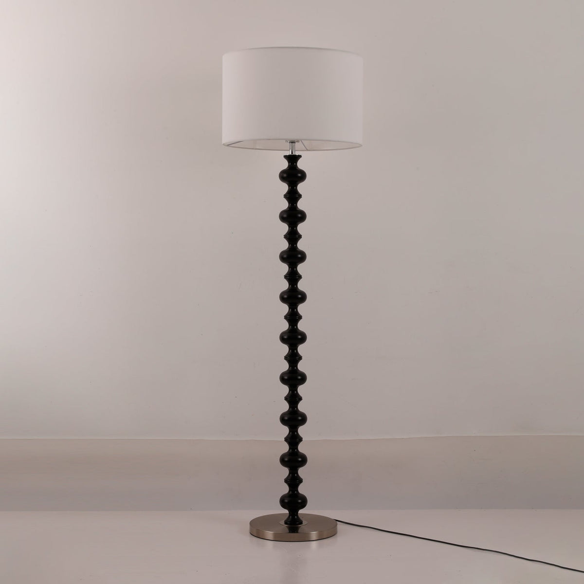 Eloisen minimalistisk gulvlampe i træ og stof