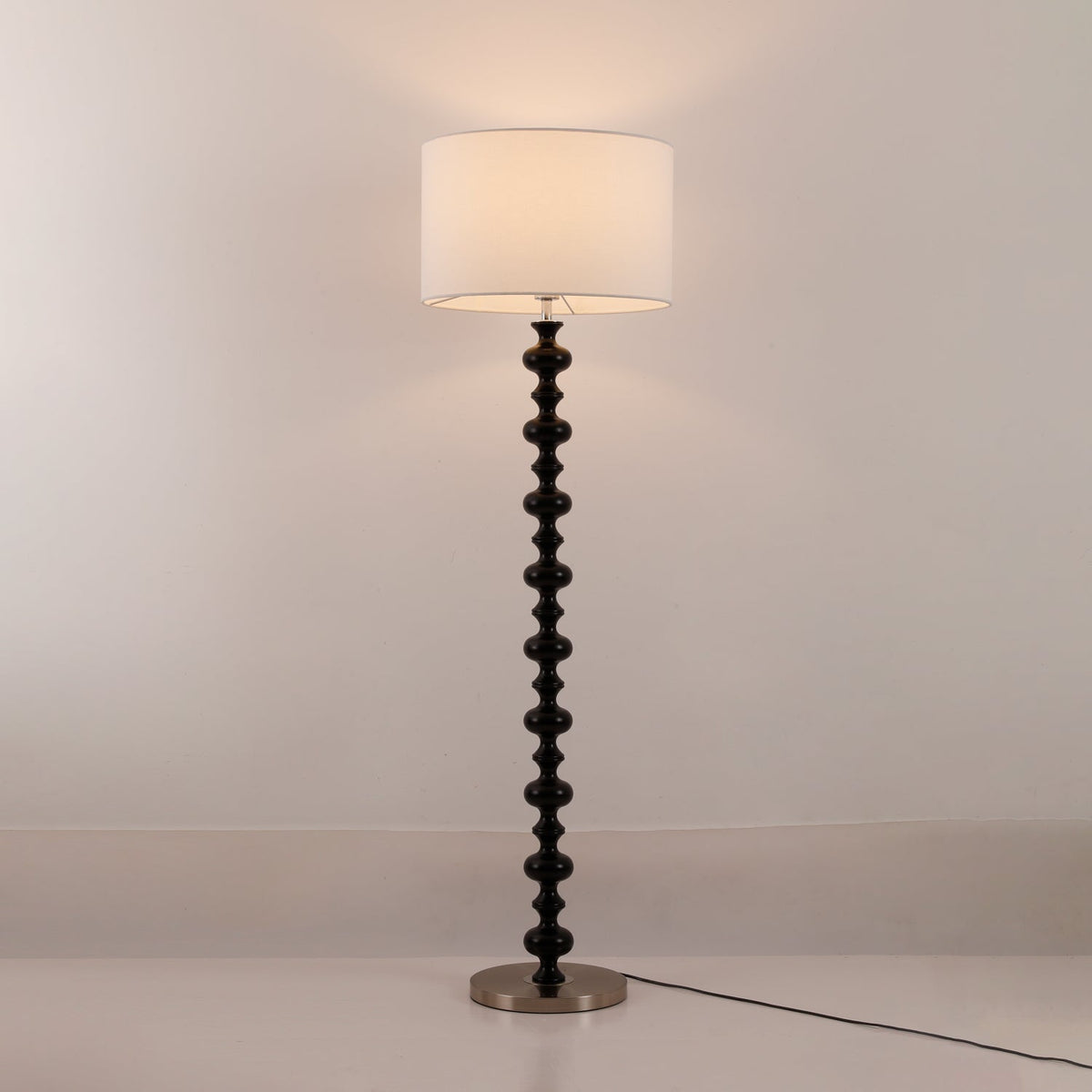 Eloisen minimalistisk gulvlampe i træ og stof