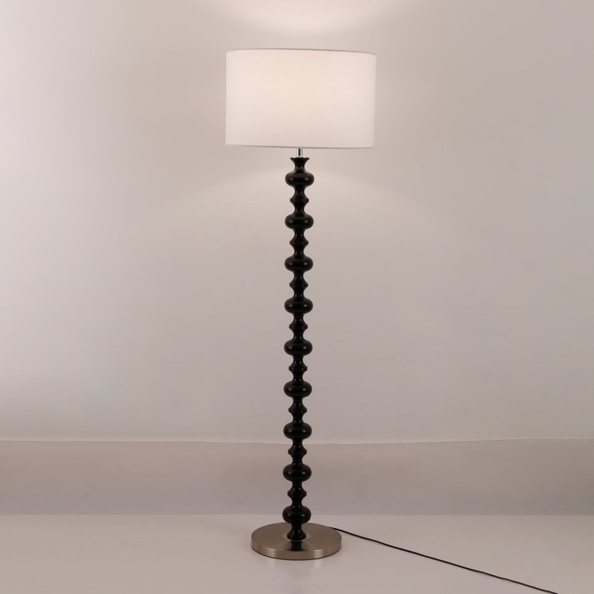 Eloisen minimalistisk gulvlampe i træ og stof