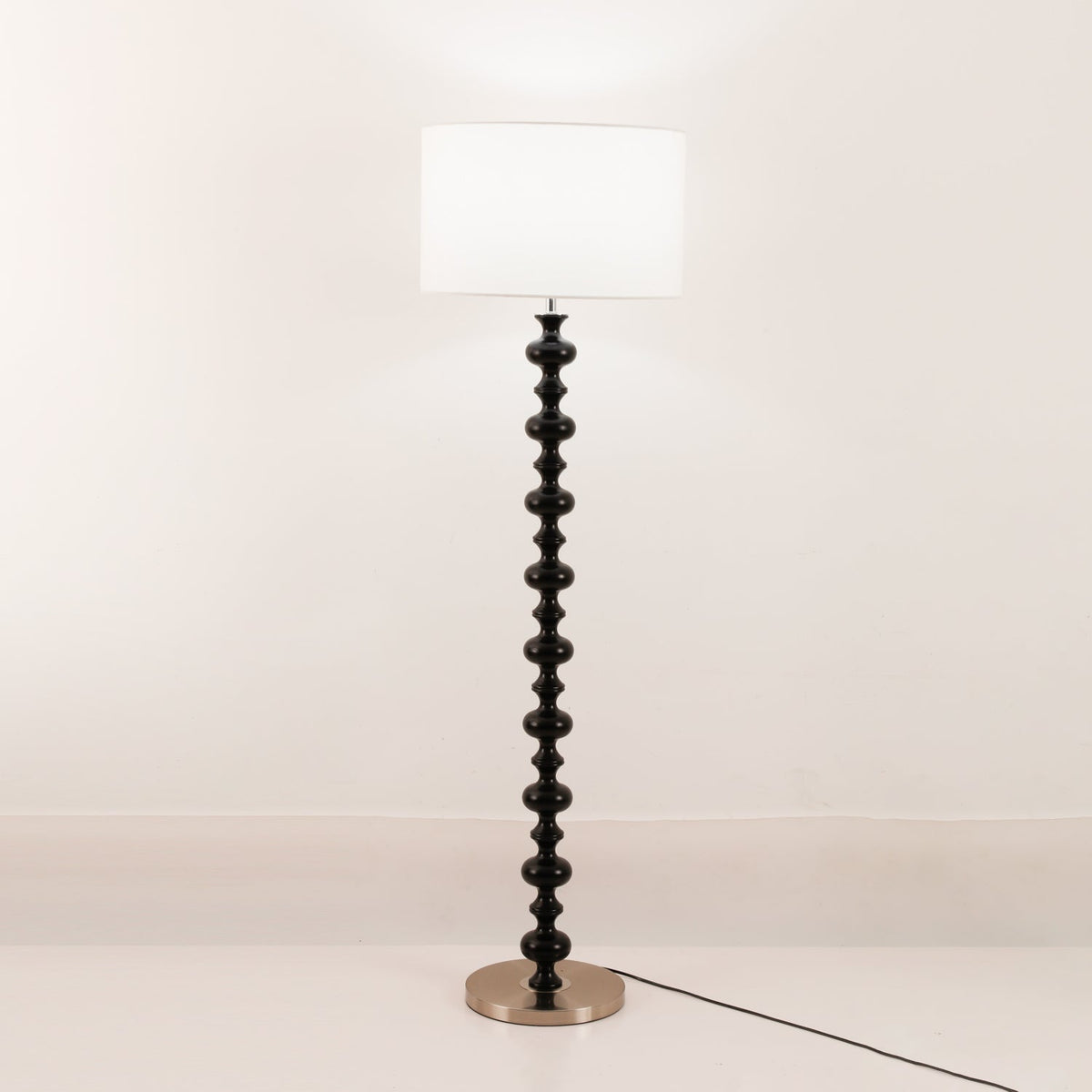 Eloisen minimalistisk gulvlampe i træ og stof