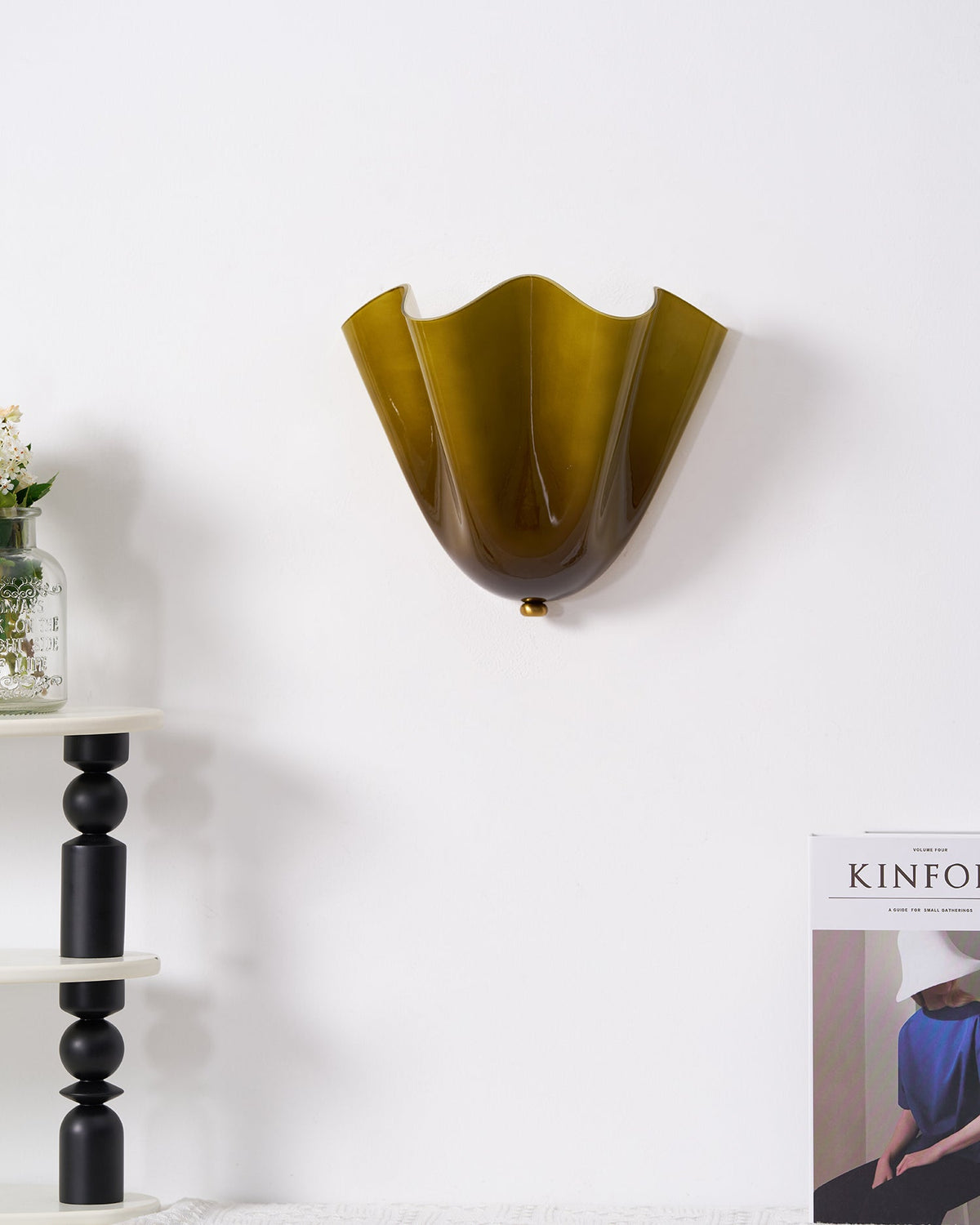 Renenielle vägglampa med mjuka kurvor