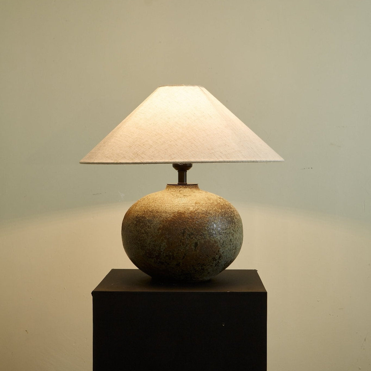 Faye modern bordslampa i keramik