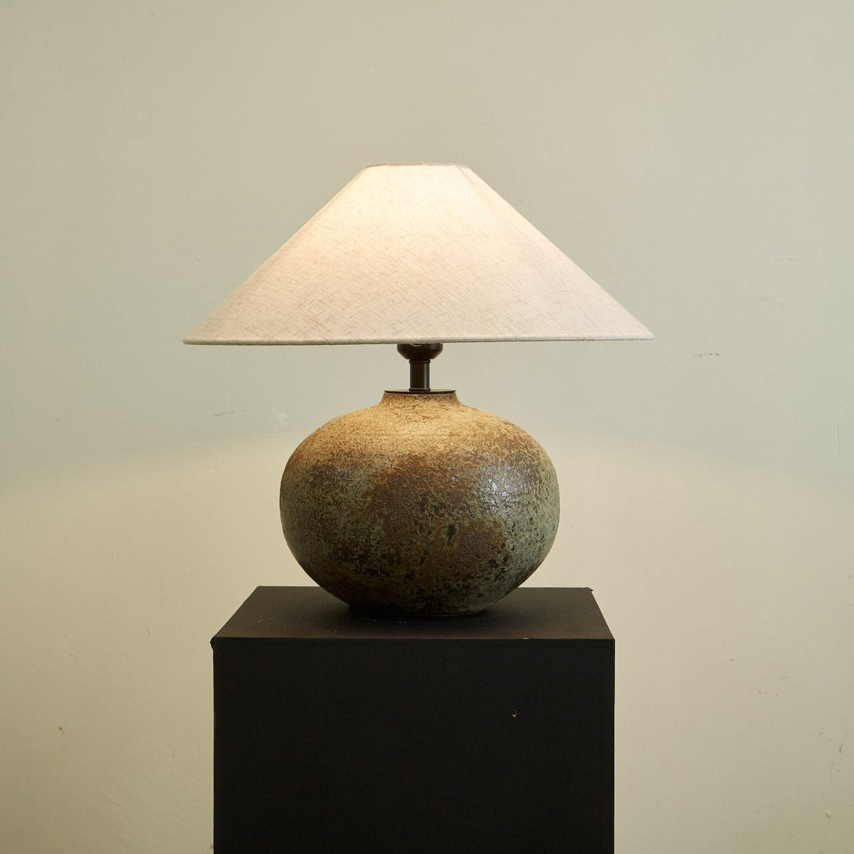 Faye modern bordslampa i keramik