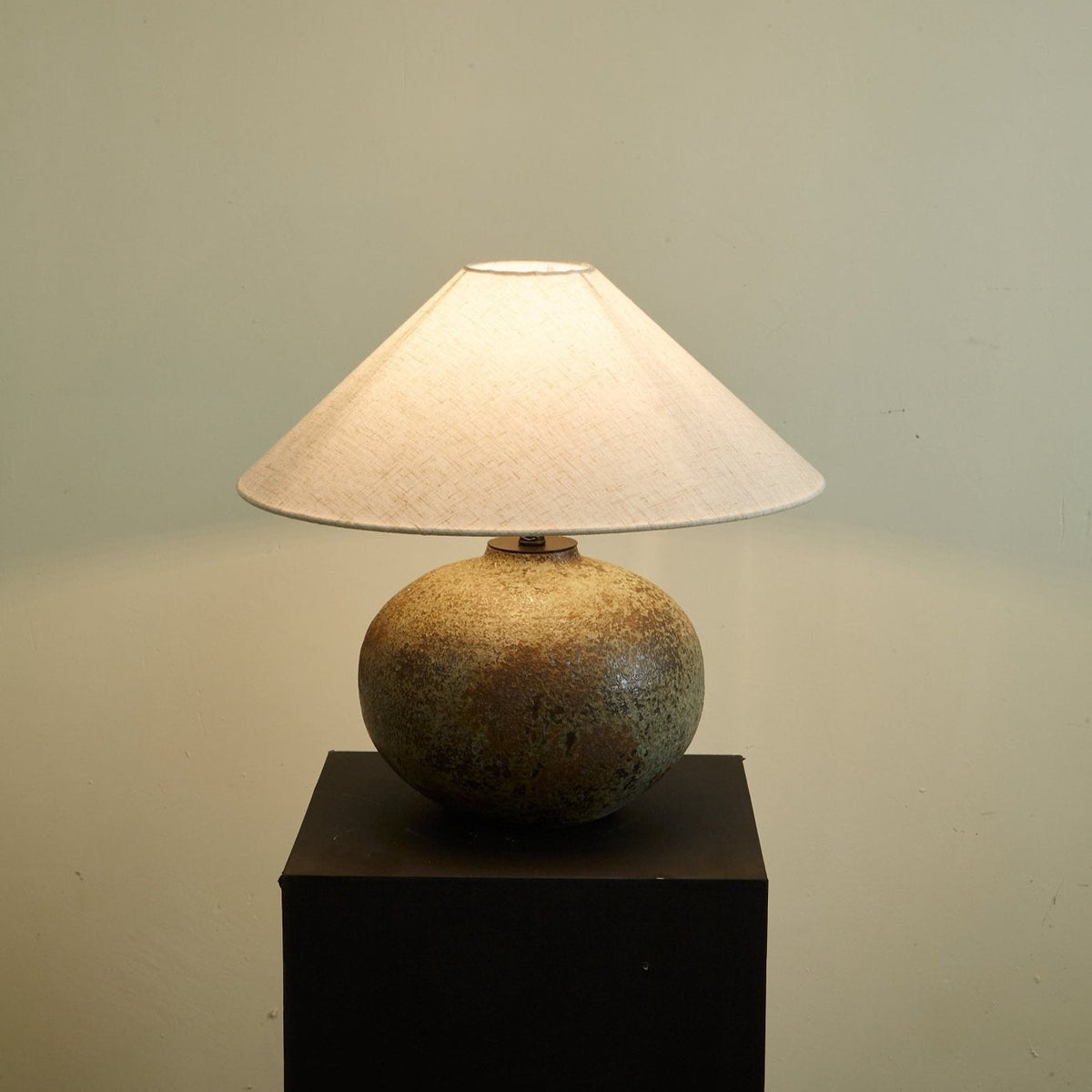 Faye modern bordslampa i keramik