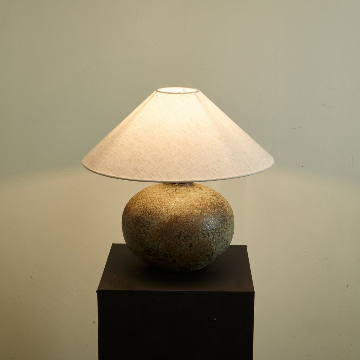 Faye modern bordslampa i keramik