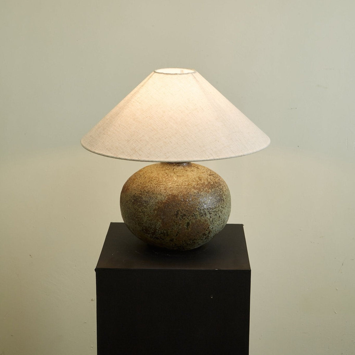 Faye modern bordslampa i keramik