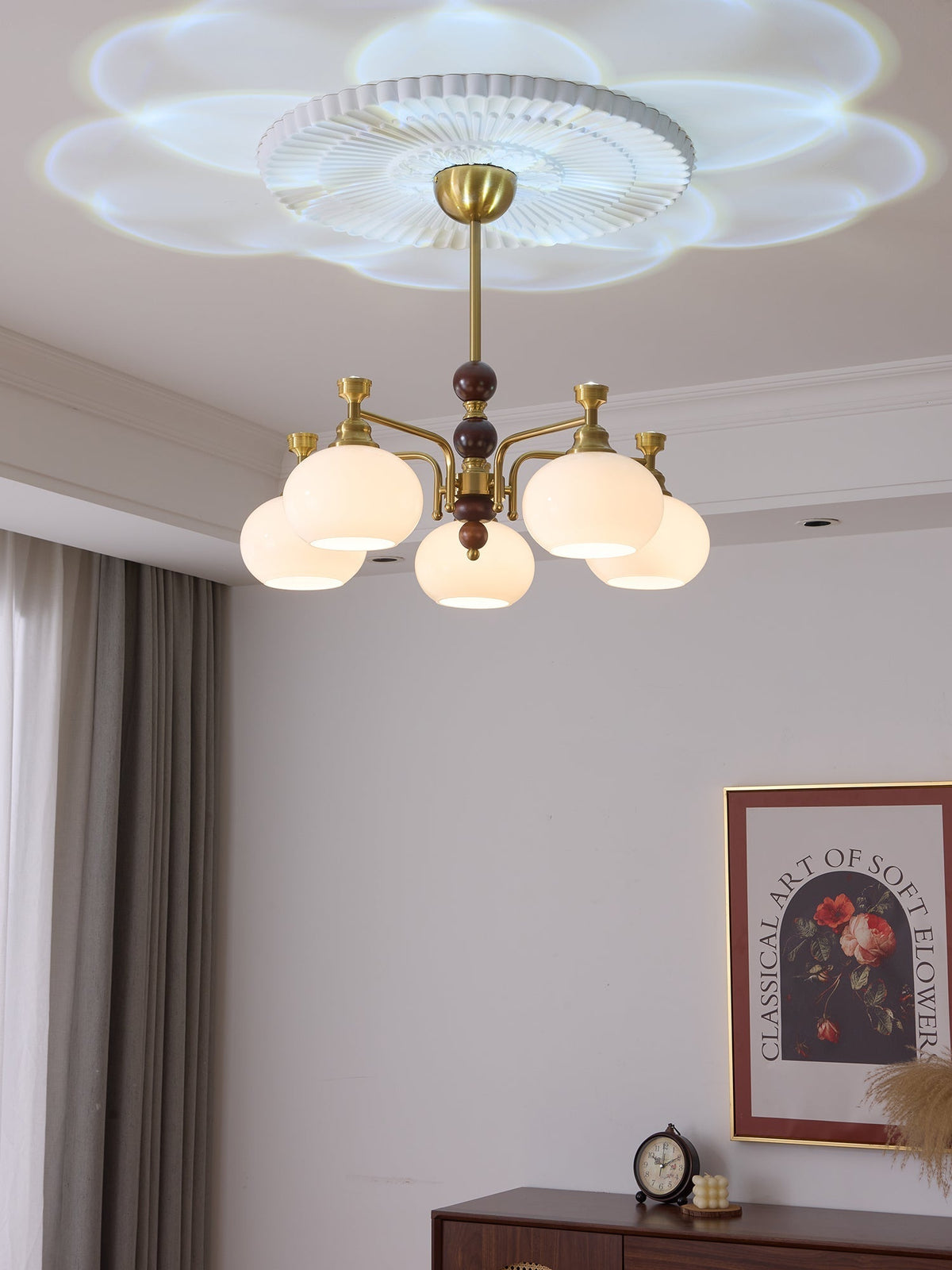 Aursolos traditionel elegant lysekrone i træ og glas