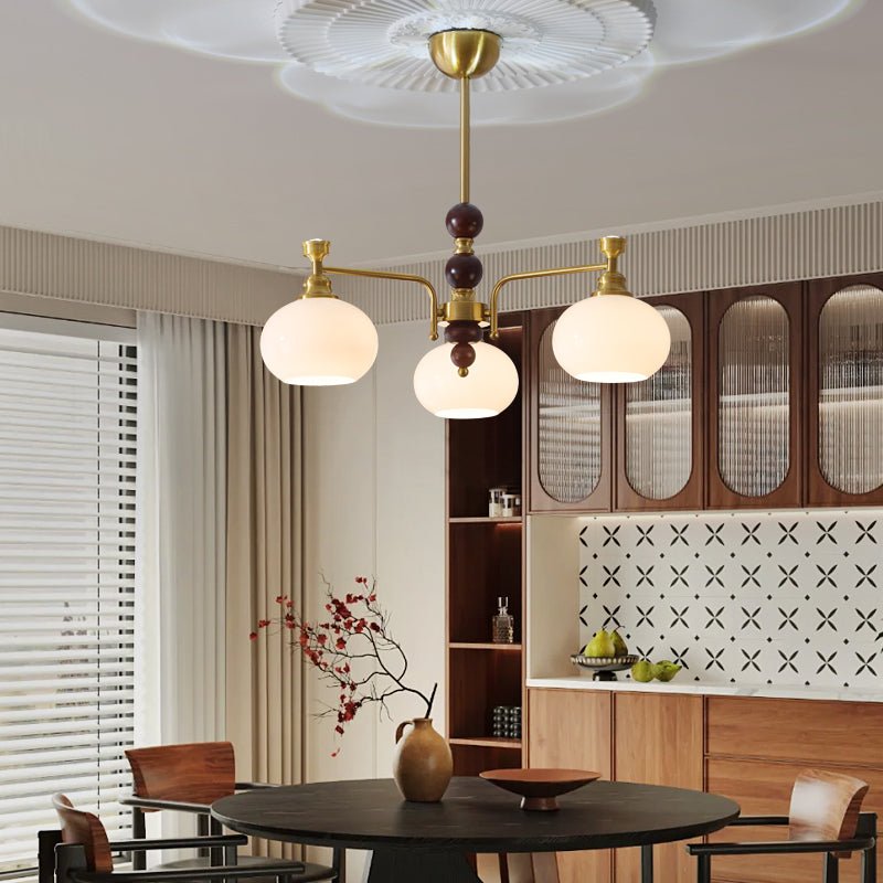 Aursolos traditionel elegant lysekrone i træ og glas
