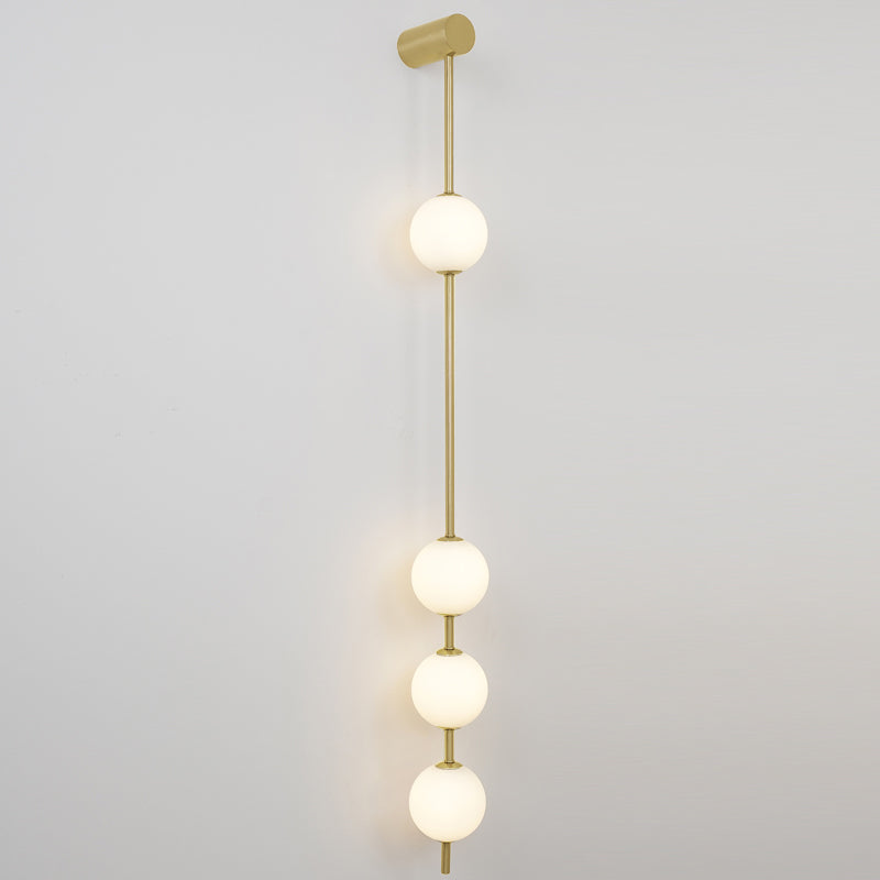 Luminária de parede Soloiella com bolas verticais em latão