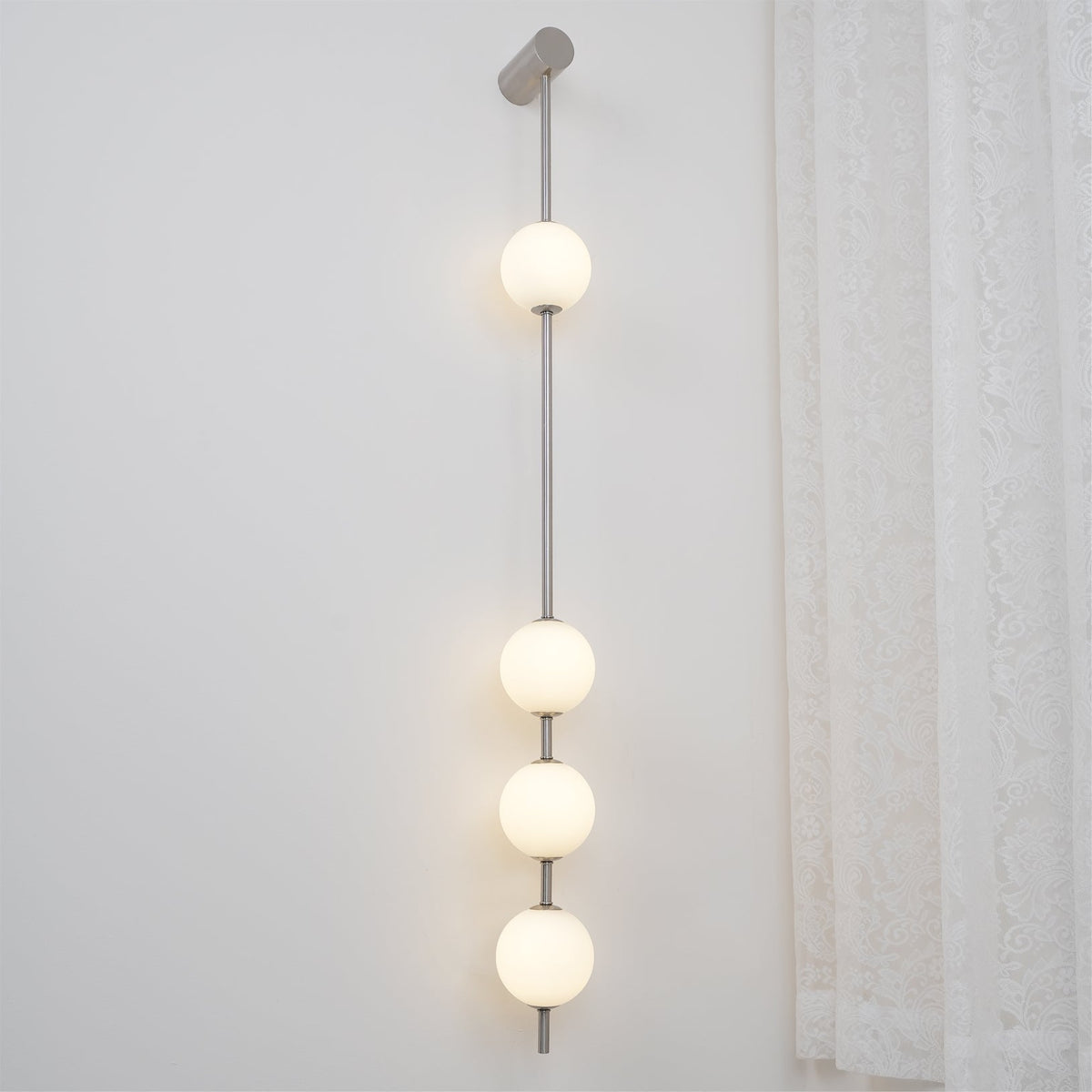 Luminária de parede Soloiella com bolas verticais em latão
