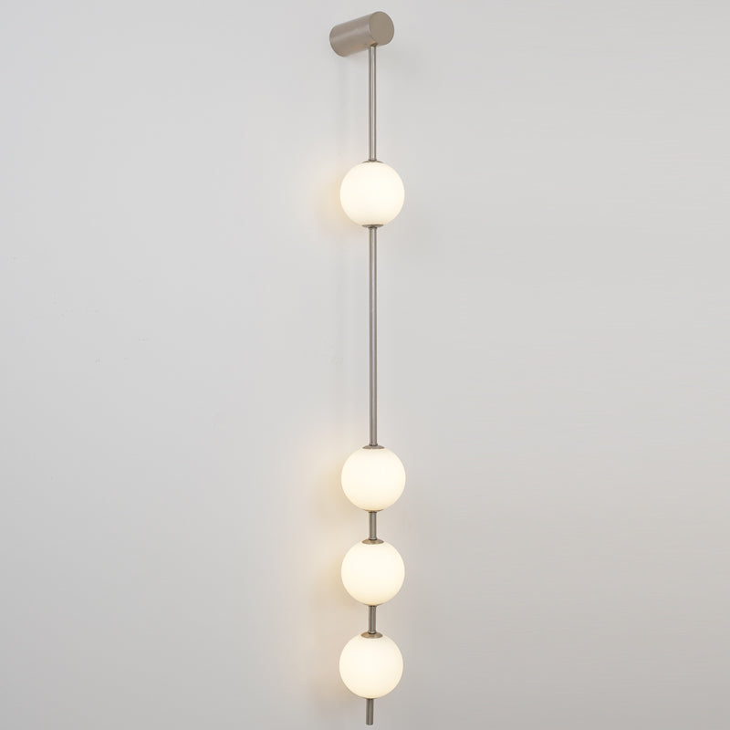 Luminária de parede Soloiella com bolas verticais em latão
