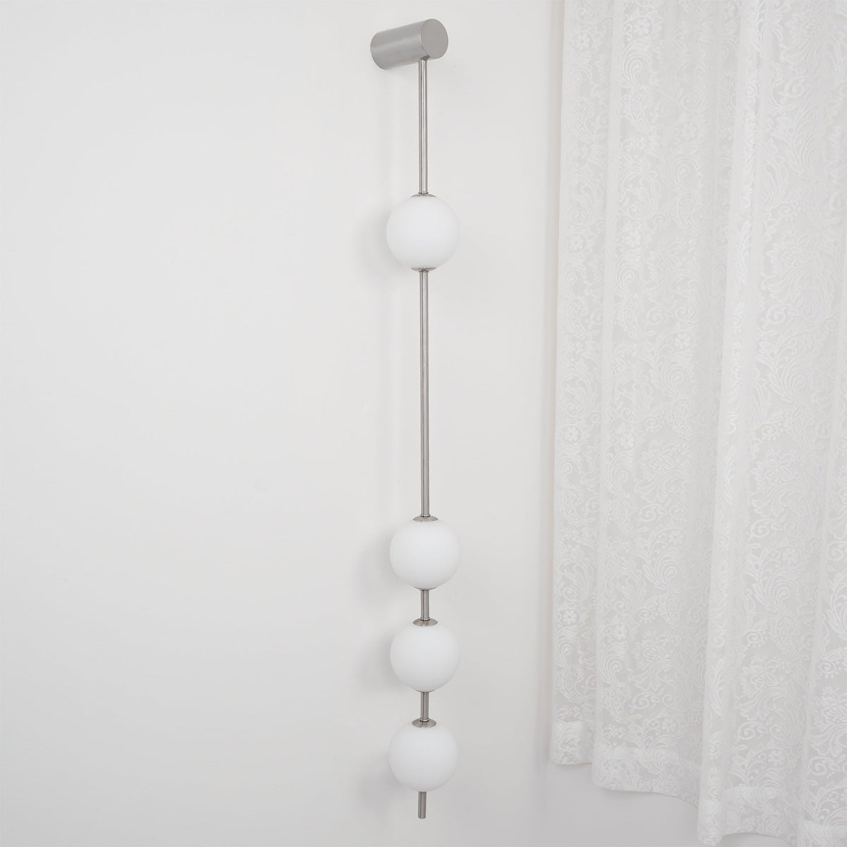 Luminária de parede Soloiella com bolas verticais em latão