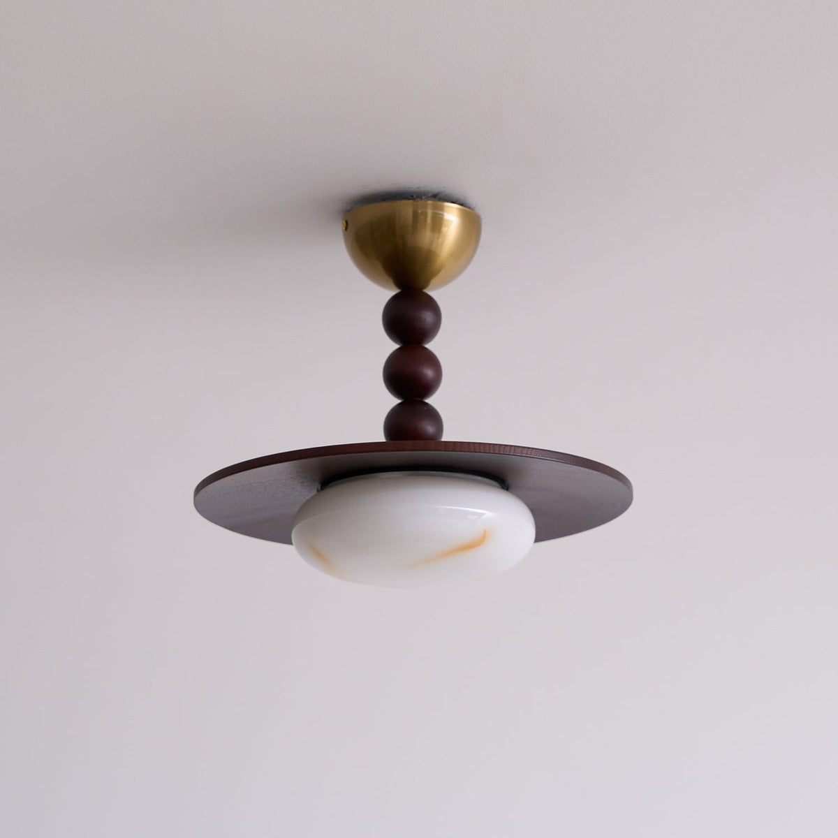 Muto loftslampe i valnøddefarve og hvid imitationalabast