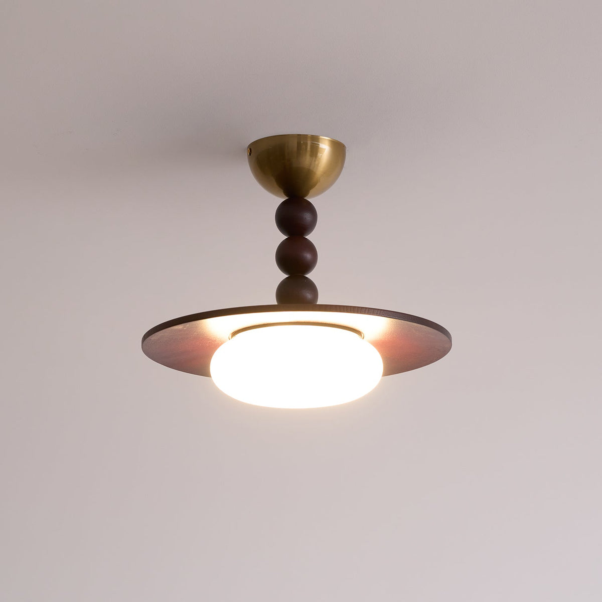 Muto loftslampe i valnøddefarve og hvid imitationalabast