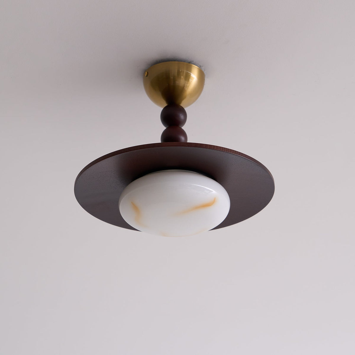 Muto loftslampe i valnøddefarve og hvid imitationalabast