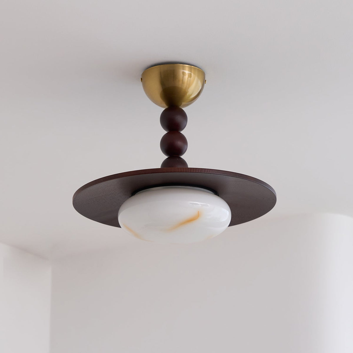 Muto loftslampe i valnøddefarve og hvid imitationalabast