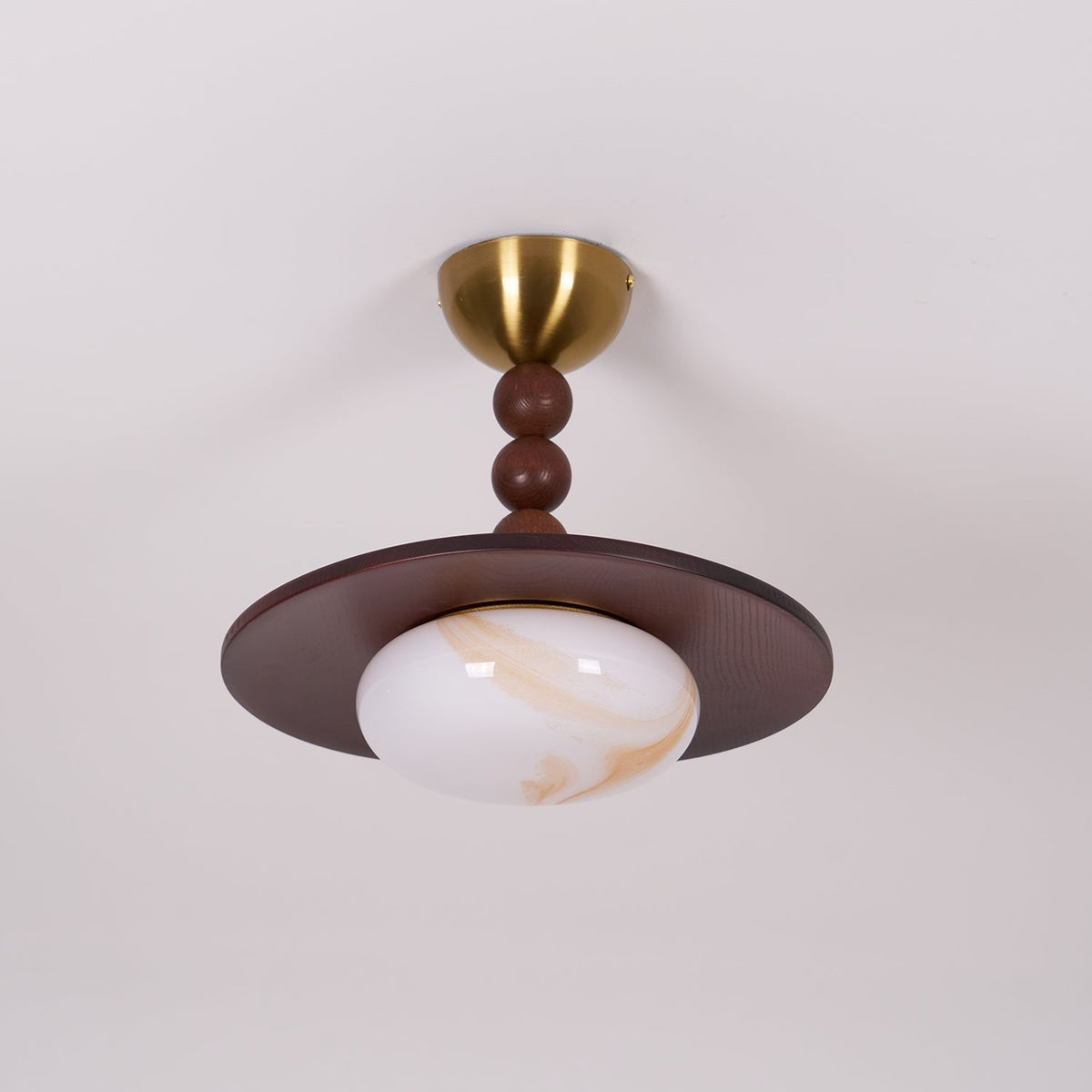 Muto loftslampe i valnøddefarve og hvid imitationalabast