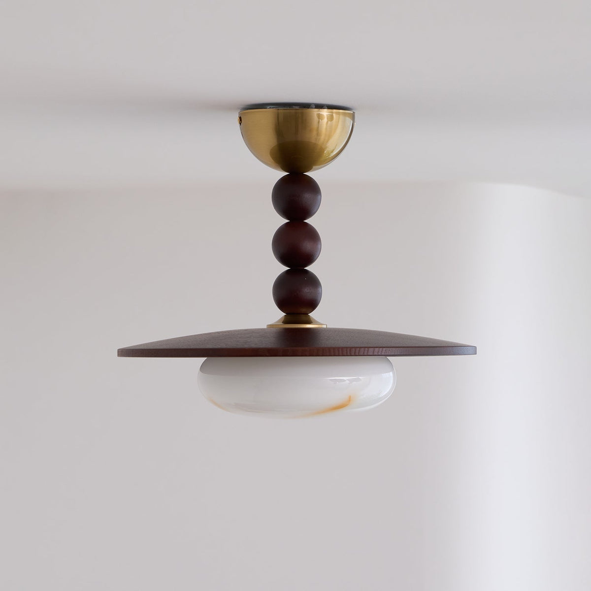 Muto loftslampe i valnøddefarve og hvid imitationalabast