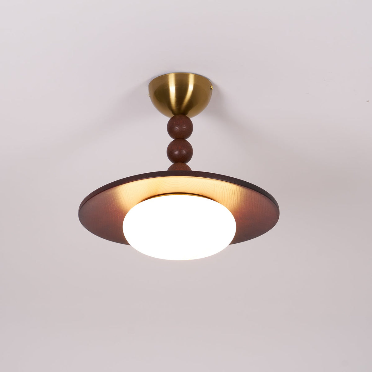 Muto loftslampe i valnøddefarve og hvid imitationalabast