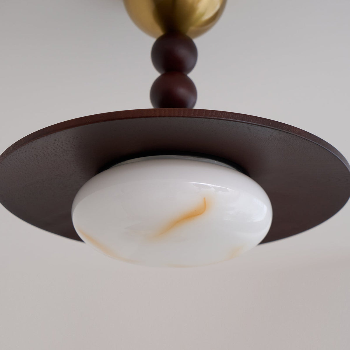 Muto loftslampe i valnøddefarve og hvid imitationalabast