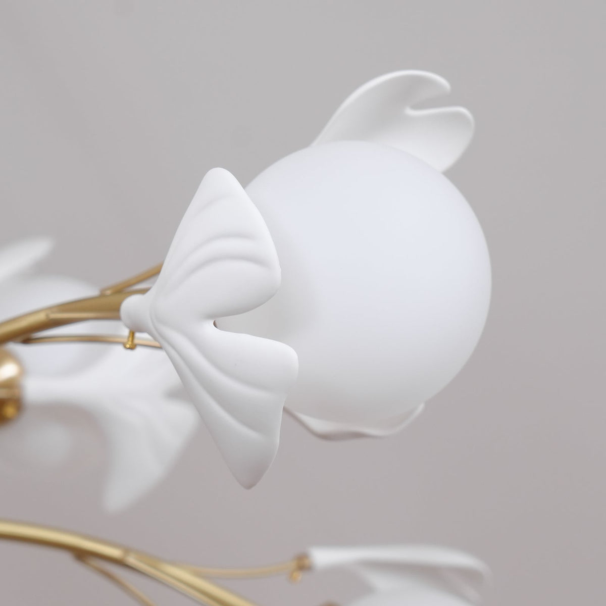 Candeeiro de teto Ginkgo com folhas e globos de vidro fosco