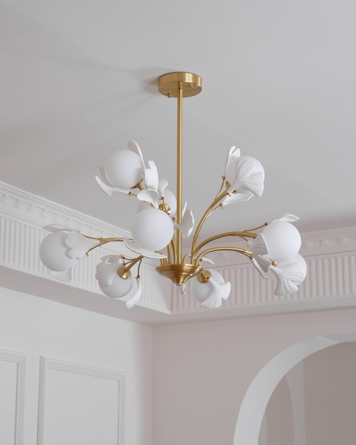 Candeeiro de teto Ginkgo com folhas e globos de vidro fosco