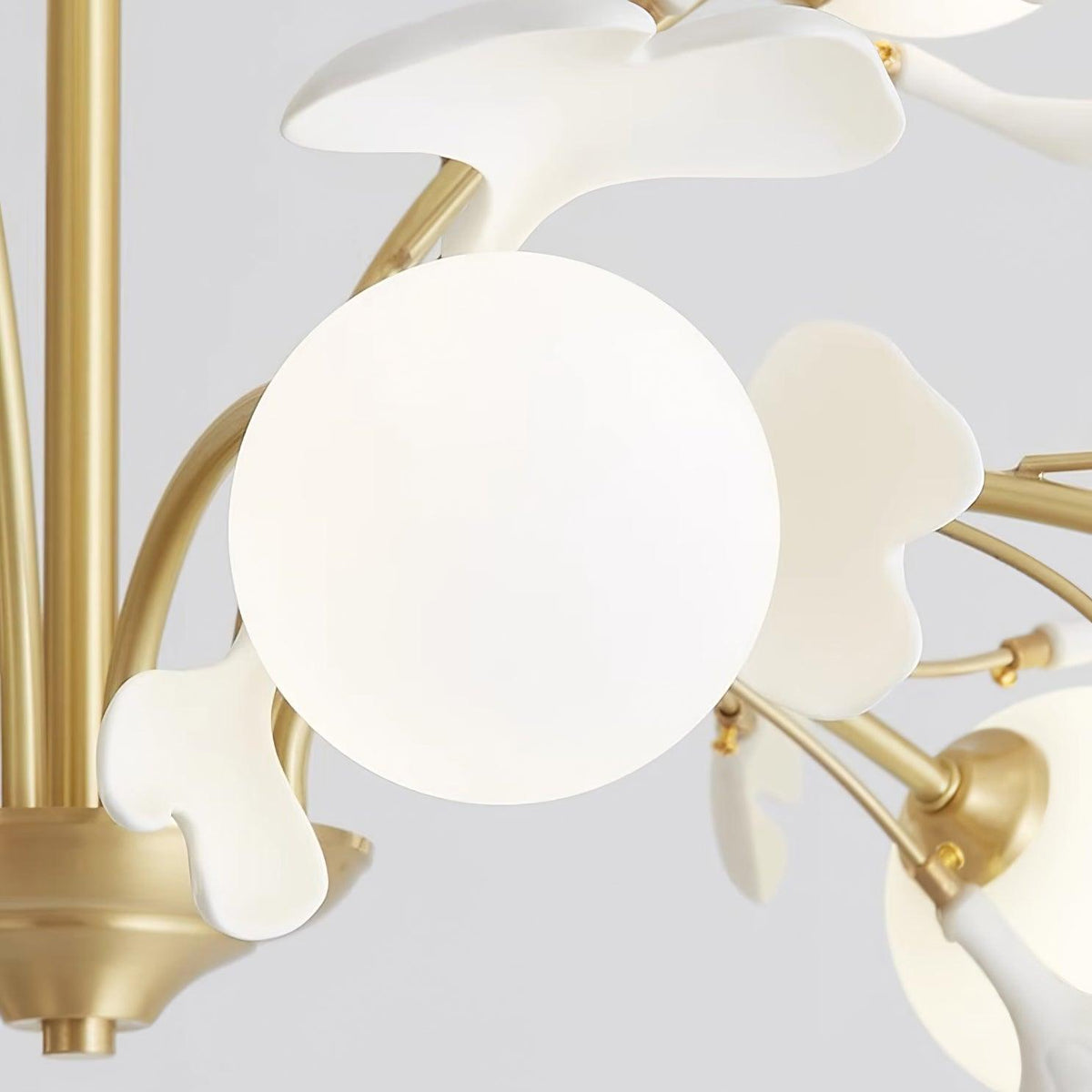Candeeiro de teto Ginkgo com folhas e globos de vidro fosco