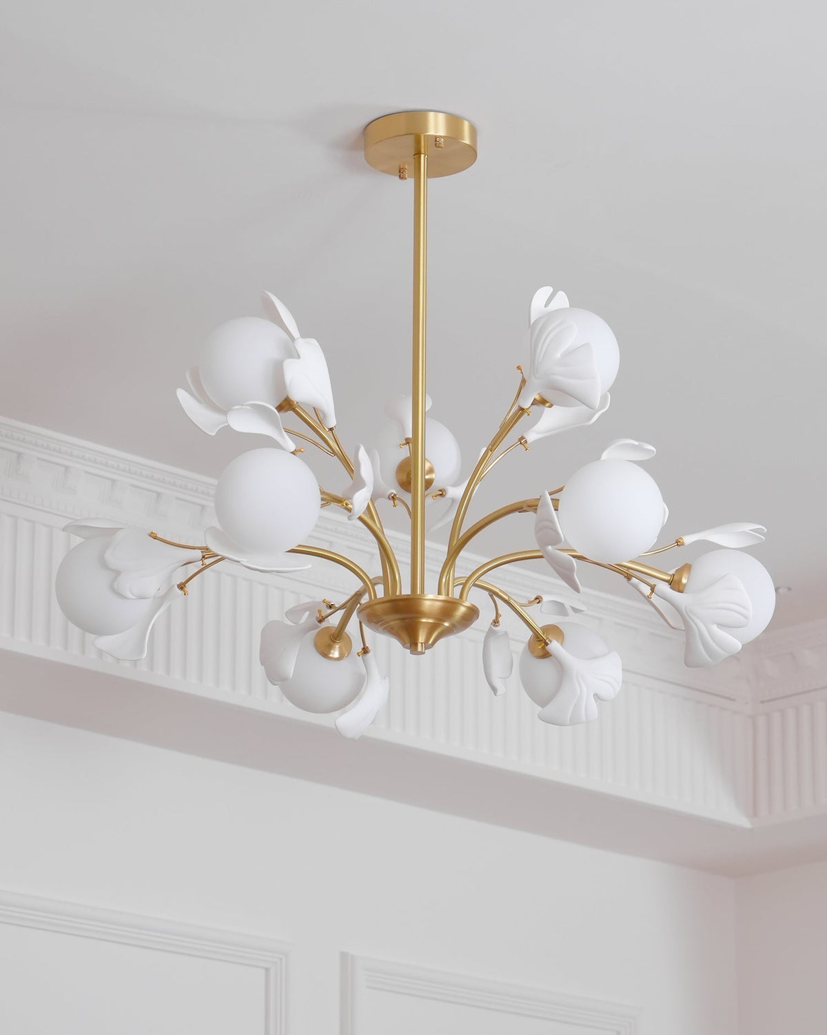 Candeeiro de teto Ginkgo com folhas e globos de vidro fosco