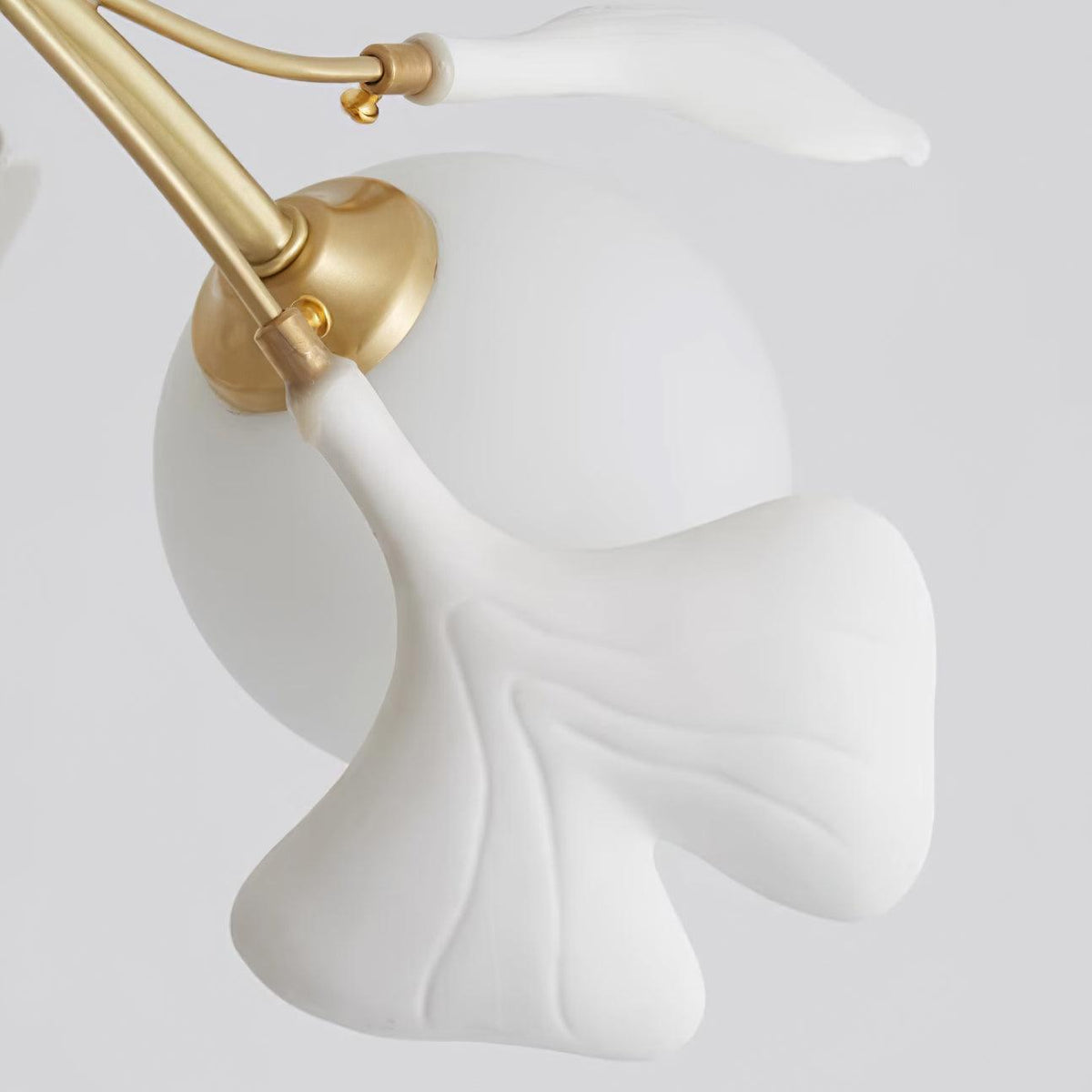 Candeeiro de teto Ginkgo com folhas e globos de vidro fosco