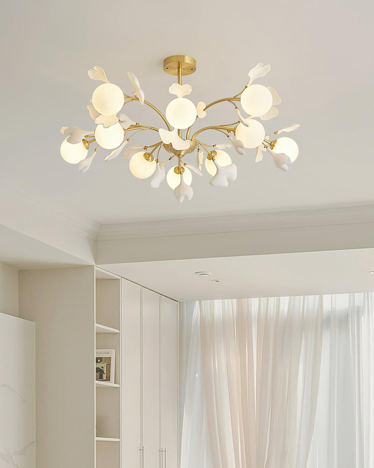 Candeeiro de teto Ginkgo com folhas e globos de vidro fosco