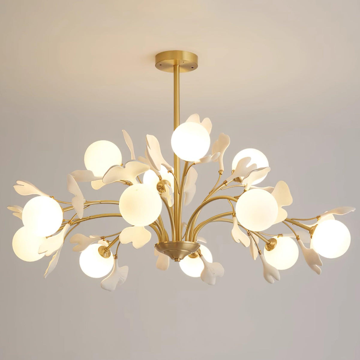 Candeeiro de teto Ginkgo com folhas e globos de vidro fosco