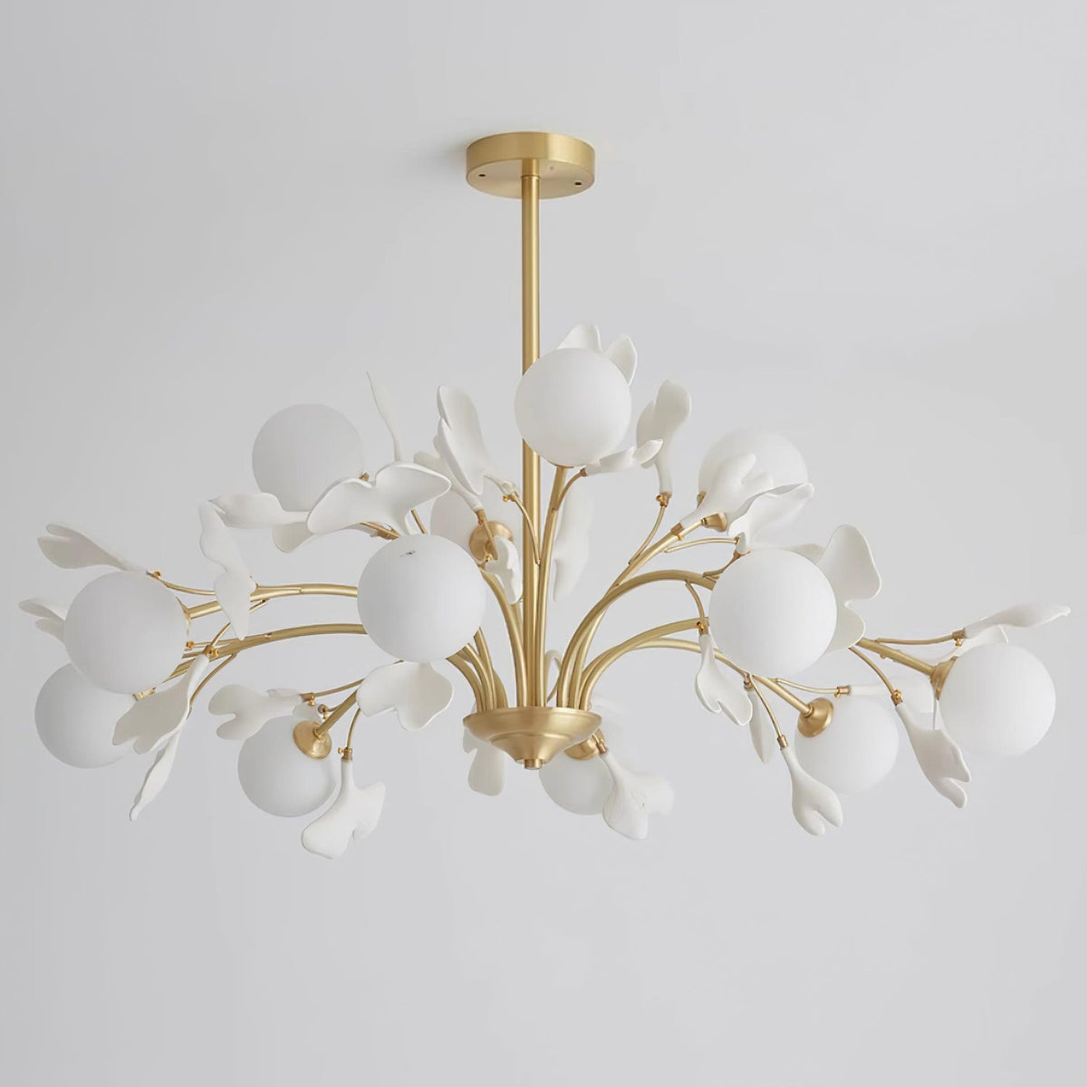 Candeeiro de teto Ginkgo com folhas e globos de vidro fosco