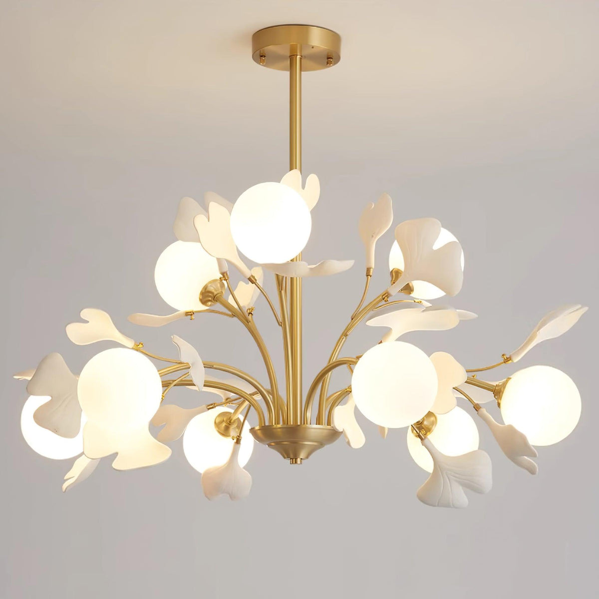 Candeeiro de teto Ginkgo com folhas e globos de vidro fosco