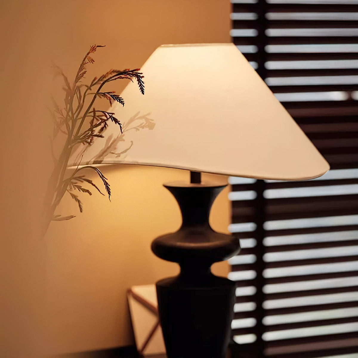 Sylaleria minimalistisk bordlampe i træ