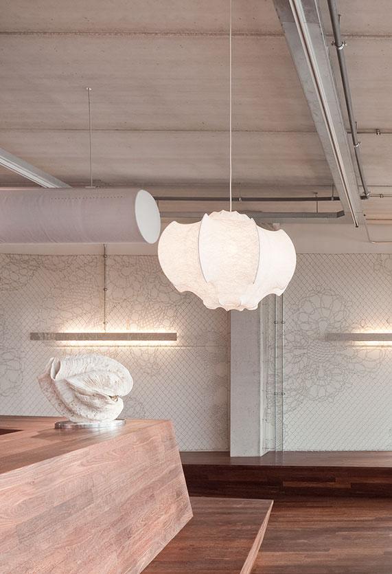Candeeiro pendente Lotus minimalista em seda
