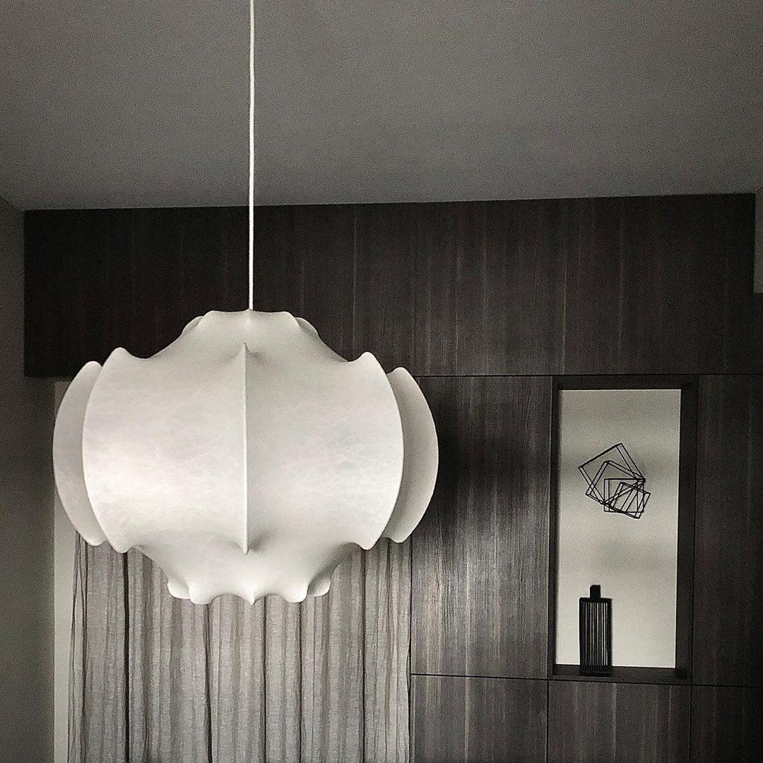 Candeeiro pendente Lotus minimalista em seda