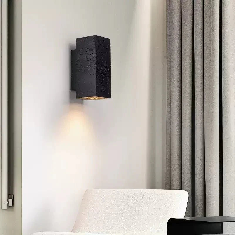 Ewan kubformad vägglampa i svart travertin